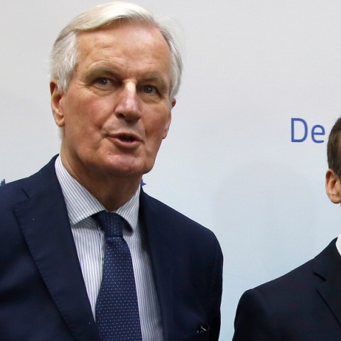 Ο Γάλλος Πρωθυπουργός Μισέλ Μπαρνιέ (α) και ο πρόεδρος της Γαλλίας Εμανουέλ Μακρόν (δ)