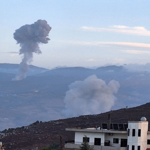 εκρηξη, καπνοι, σπιτια, βουνα