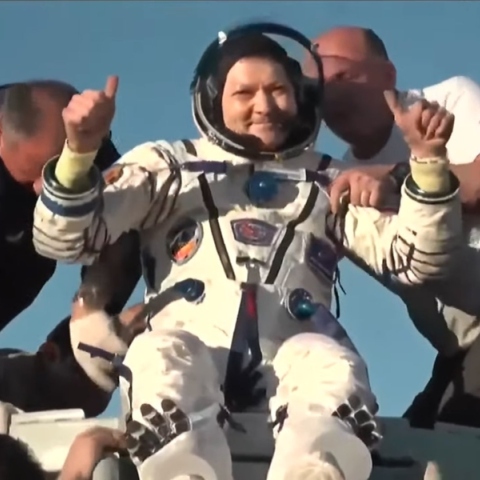 αστροναύτης βγαινει απο καψουλα