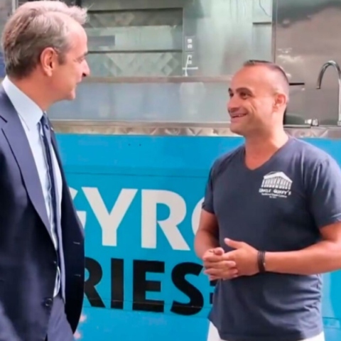 Ο Πρωθυπουργός Κυριάκος Μητσοτάκης κατά τη συνάντησή του με Έλληνα σουβλατζή στη Νέα Υόρκη