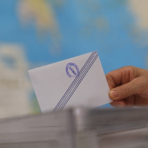 χερι κραταει φακελλο πριν ψηφισει