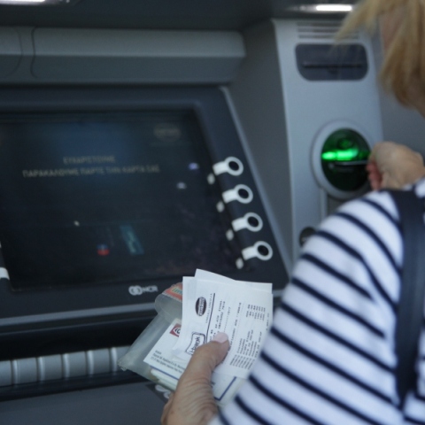 συνταξιουχος κανει αναληψη απο ΑΤΜ
