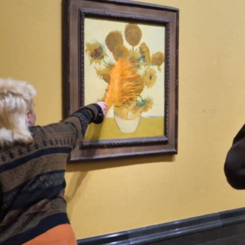 Μέλη της «Just Stop Oil» ριχνουν σουπα σε δύο πίνακες του Βίνσεντ Βαν Γκογκ