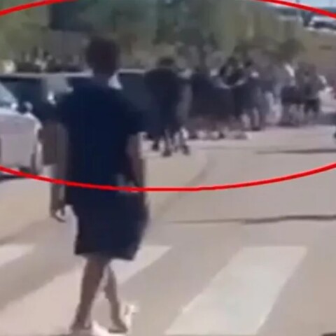 Η στιγμή της συμπλοκής μεταξύ των μαθητών στο 1ο ΕΠΑΛ Λαυρίου