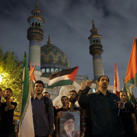 Ιρανοί στους δρόμους μετά το χτύπημα του Ισραήλ στο αρχηγείο της Χεζμπολάχ