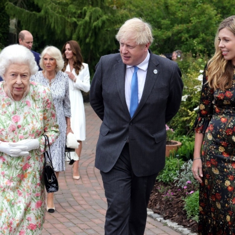 Η βασίλισσα Ελισάβετ με τον πρώην  πρωθυπουργό της Βρετανίας Μπόρις Τζόνσον και τη σύζυγό του Κάρι Τζόνσον