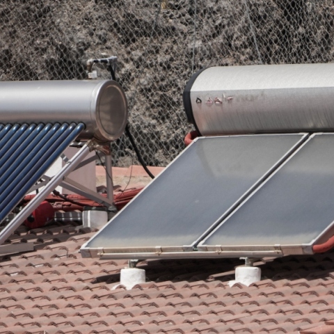 2 ηλιακοι θερμοσιφωνες σε ταρατσα