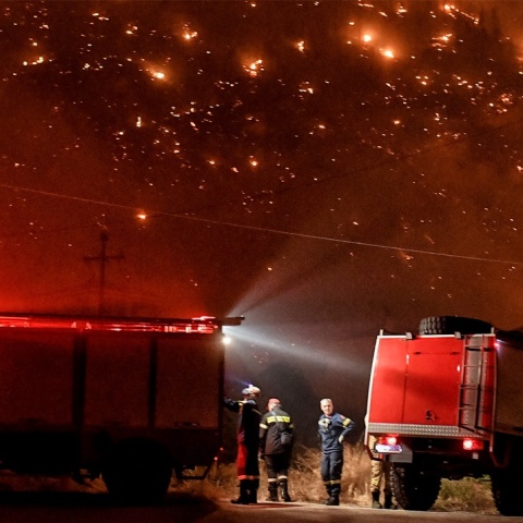 Πυροσβεστικά στο σημείο της επιχείρησης για την κατάσβεση της φωτιάς