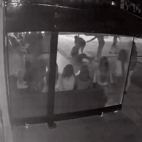 Ξυλοδαρμός 14χρονης στη Γλυφάδα: Το TikTok κατέβασε τα βίντεο μετά τις απειλές