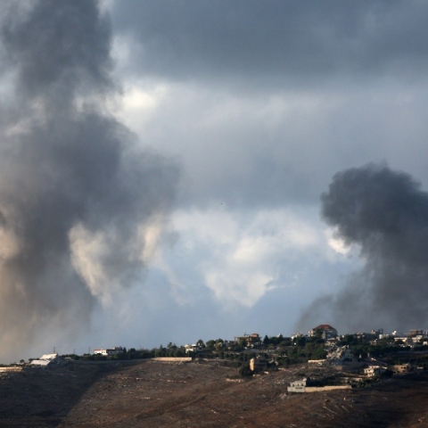 καπνοι απο εκρηξεις σε χωριο