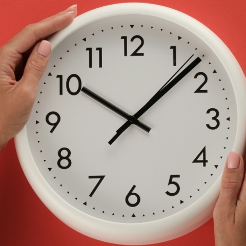 2 χερια κρατανε ενα ρολοι