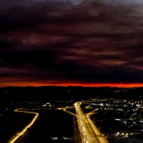 Οι καπνοί από τη φωτιά στην Κορινθία σκέπασαν τη Δευτέρα τον αττικό ουρανό