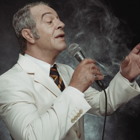 Ο Γιάννης Τσορτέκης στον ρόλο του Στράτου Διονυσίου στο θέατρο Παλλάς τον Μάρτιο 2025