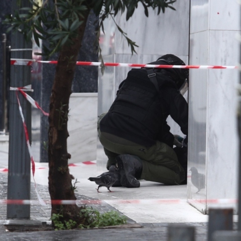 πυροτεχνουργος ελεγχει υποπτη βαλιτσα