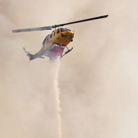 ελικοπτερο πυροσβεστικης ριχνει νερο