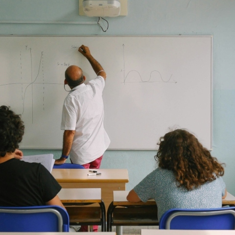σχολικη αιθουσα, καθηγητης, 2 μαθητες