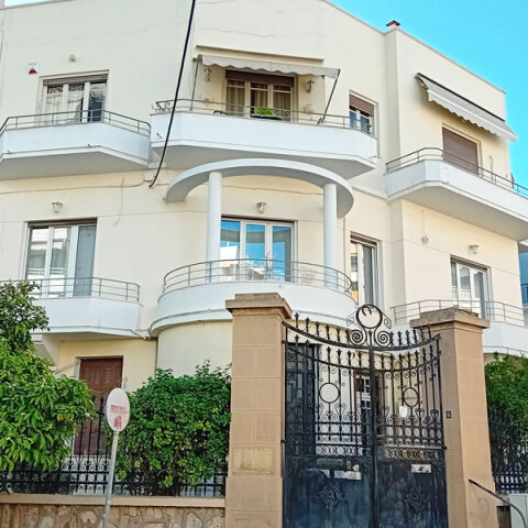 Τριώροφο κτίριο με ενδιαφέρουσα διαμόρφωση του εξώστη