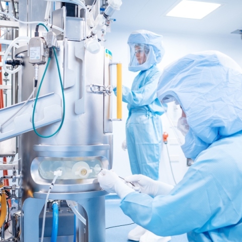 επιστημονες σε εργαστηριο