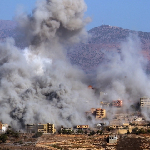 καπνοι απο εκρηξεις σε χωριο