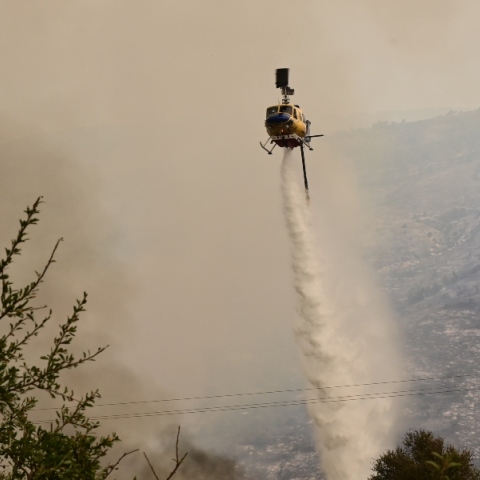 ελικοπτερο πυροσβεστικης ριχνει νερο