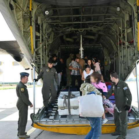 Επαναπατρίστηκαν 60 Έλληνες και Κύπριοι που είχαν εγκλωβιστεί στον Λίβανο