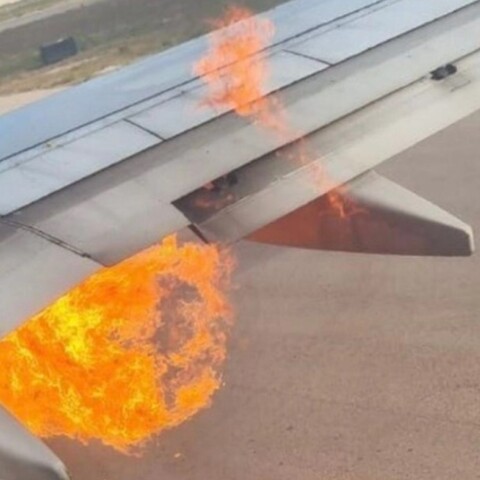 Στιγμές πανικού για 184 επιβάτες της Ryanair - Ξέσπασε φωτιά στο φτερό του αεροπλάνου