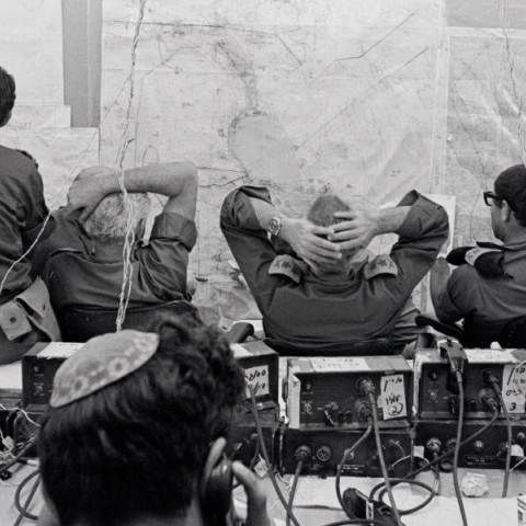 στρατιωτες κοιτουν χαρτες