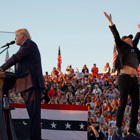 Τραμπ: Εμφανίστηκε στο σημείο της απόπειρας δολοφονίας με τον Μασκ στο πλευρό του