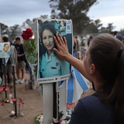 Οικογένειες των θυμάτων που σκοτώθηκαν στο μουσικό φεστιβάλ Supernova σε συγκέντρωση εις μνήμη τους