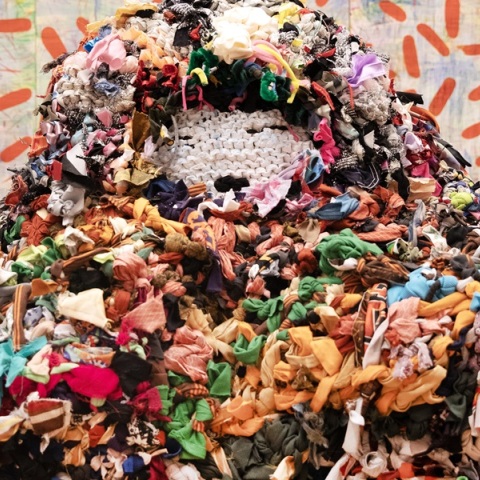 Λεπτομέρεια από το έργο της Αλίκης Παλάσκα «Κυλώντας με δεμένα πόδια», έκθεση «Waltzing Matilda» στην Γκαλερί Ζουμπουλάκη