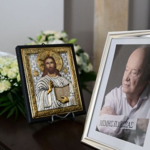 Το τελευταίο χειροκρότημα στον σπουδαίο Μίμη Πλέσσα - Σε λαϊκό προσκύνημα η σορός του