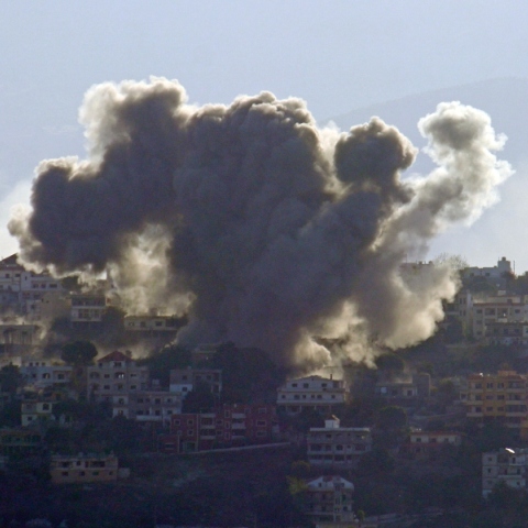 εκρηξη, καπνοι, σπιτια, βουνα