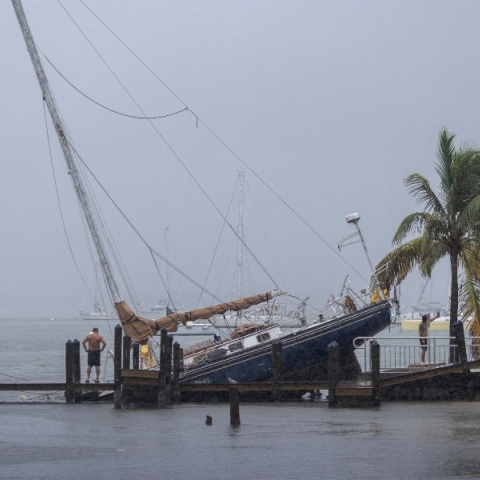 Οι κάτοικοι της Φλόριντα βλέπουν τις περιούσιες τους να καταστρέφονται μετά το πέρασμα του Μίλτον