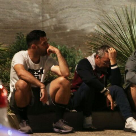 Σοκαρισμένοι παίχτες και παράγοντες του Παναθηναϊκού έξω από το σπίτι του Τζορτζ Μπάλντοκ 