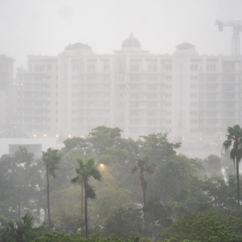 «Σαρώνει» στο πέρασμα του ο κυκλώνας Μίλτον