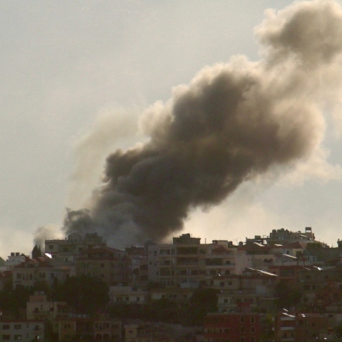 καπνοι απο εκρηξεις σε χωριο