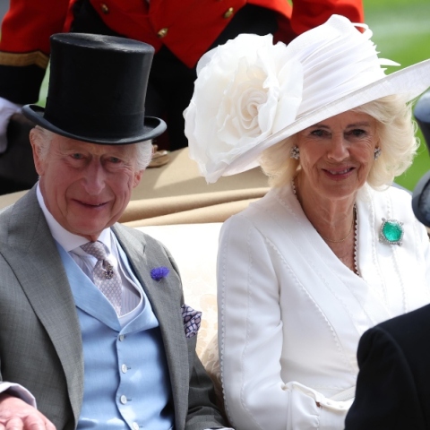 Ο βασιλιάς Κάρολος μαζί με την βασίλισσα Καμίλα έξω από το κάστρο του Ουίνδσορ