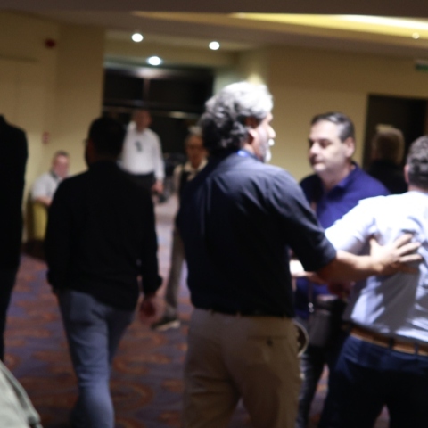 ΣΥΡΙΖΑ: Ένταση και επεισόδια έξω από την αίθουσα της Κεντρικής Επιτροπής