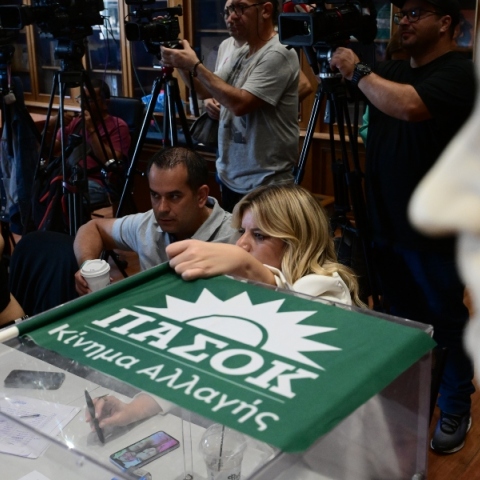 Εκλογές ΠΑΣΟΚ: Στις 19:00 κλείνουν οι κάλπες  - Ψήφισαν 181.657 ως τις 17:30