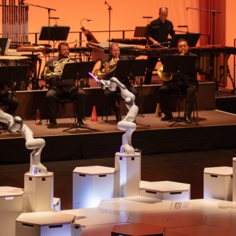 Γερμανία: Ρομπότ «μαέστρος» με τρία χέρια στη Συμφωνική της Δρέσδης