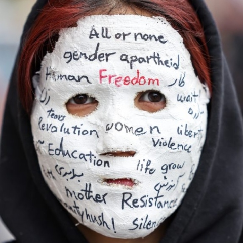 γυναικα φοραει μασκα