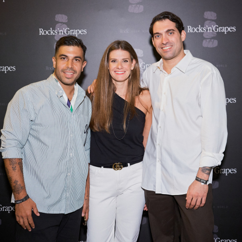 Η Κλαίρη Χαρόγιαννη, Marketing Director της Beverage World μαζί με τους δημιουργούς του Rocks ‘n‘ Grapes, Αλέξανδρος Τσελεπής και Κωνσταντίνος Θεοδωρακόπουλος