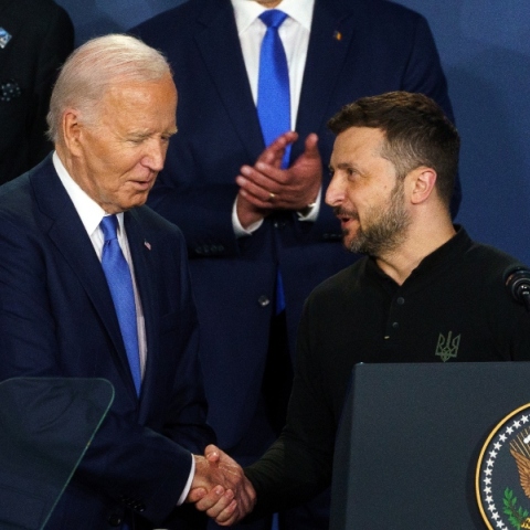 Ο πρόεδρος των ΗΠΑ Τζο Μπάιντεν με τον Ουκρανό ομόλογό του Βολοντίμιρ Ζελένσκι