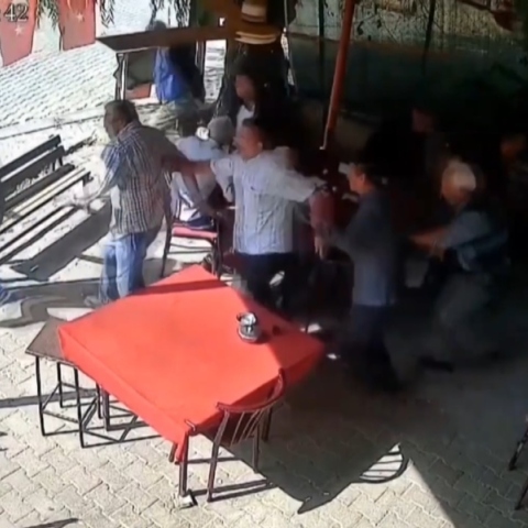 κατοικοι τρεχουν στους δρομους μετα απο σεισμο