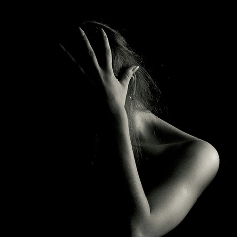 Γυναίκα που κρύβει το πρόσωπό της