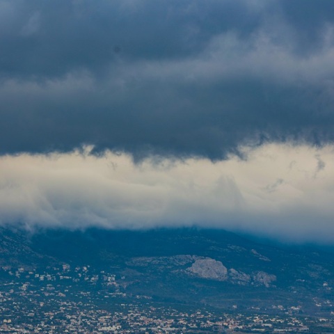Μουντός ο καιρός και την Κυριακή με βροχές και νεφώσεις - Πότε ανεβαίνει και πάλι η θερμοκρασία