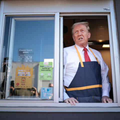 Nτόναλντ Τραμπ: Τηγάνισε πατάτες σε McDonald's της Πενσυλβάνια