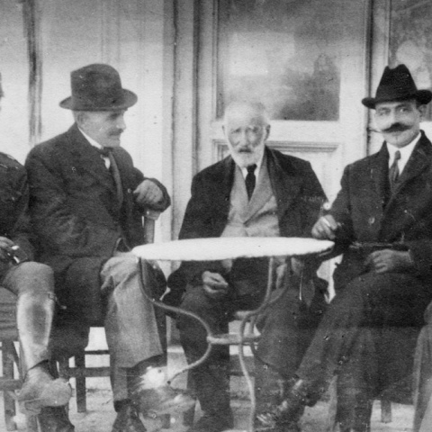 Ο Χαράλαμπος Σειραδάκης (με στολή) με τον Γ. Αλαβάνο, Πρόεδρο της Βουλής, τον γνωστό γλύπτη Γιαννούλη Χαλεπά, τον Φ. Ζαΐμη Νομάρχη Κυκλάδων, και τον Τ. Αλαβάνο, Δήμαρχο Κυκλάδων.Νήσος Τήνος, Μάρτιος 1917 (Αρχείο Χ. Σειραδάκη).