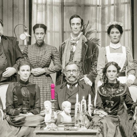 Ο Κωνσταντίνος Μαρκουλάκης πρωταγωνιστεί και σκηνοθετεί την παράσταση στο Βρετάνια