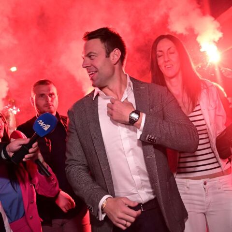 ΣΥΖΗΤΗΣΗ ΤΟΥ ΥΠΟΨΗΦΙΟΥ ΠΡΟΕΔΡΟΥ ΤΟΥ ΣΥΡΙΖΑ-ΠΣ ΣΤΕΦΑΝΟΥ ΚΑΣΣΕΛΑΚΗ ΜΕ ΕΘΕΛΟΝΤΕΣ ΚΑΙ ΦΙΛΟΥΣ (ΚΩΣΤΑΣ ΤΖΟΥΜΑΣ/EUROKINISSI